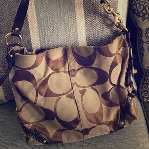 Classic COACH hobo! Beautiful condition!